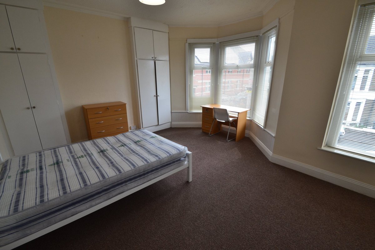 Stunning 5 double-bedroom house on Monthermer Road. Modern kitchen and bathrooms. No deposit, and wifi included in the rent! Xtra Lifestyle, Not Xtra Hassle! 🌴

Call us on 02920640200 to book a viewing, or browse what we have available on pinnacle-group.com.