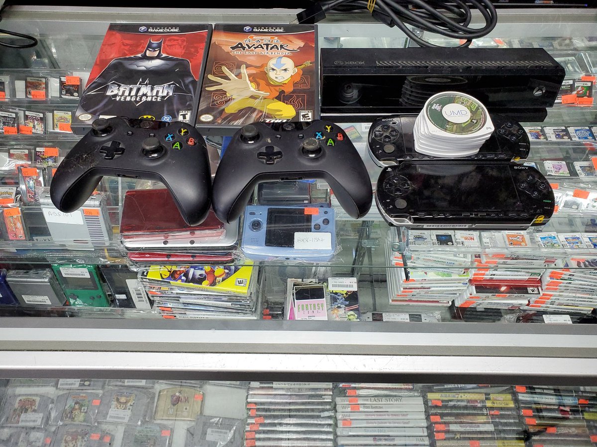 bklynvideogames's tweet photo. Some of todays trade-ins. #batmanvengance #avatar #kinect #sony #psp #xboxonecontrollers https://t.co/y5PyeUkSvL