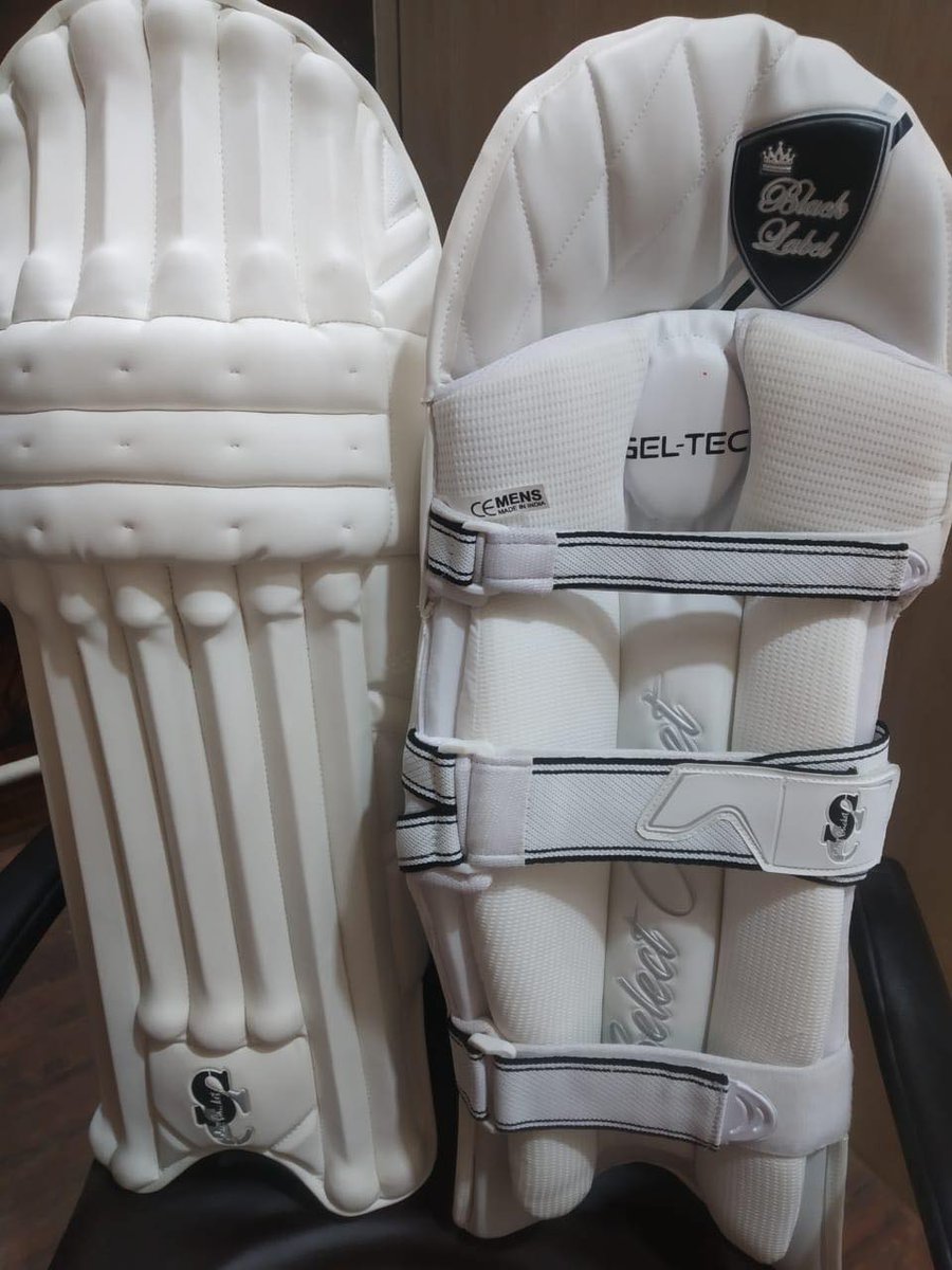 SelectCricket's tweet image. EXCITING THINGS TO COME

2020 Black Label range is looking top draw!

Many improvements on our previous model:
- Gel Tec cushioned knee locator
- Embossed shin branding
- Hybrid Quilted &amp;amp; Embossed Top Hat
- Brand new 2020 strap branding to come

#TestMatchQuality #Select2020