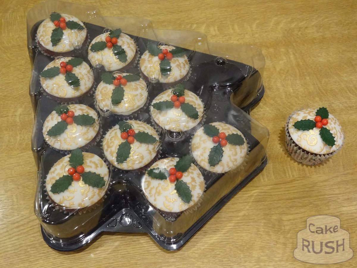 CakeRush's tweet photo. Just kidding! Of course I made twelve. Red velvet cupcakes with cream cheese icing and hand-made decorations. And this Christmas-tree-shaped holder makes them the ideal gift.

#Christmas #cupcakes https://t.co/X6hxhSekPj