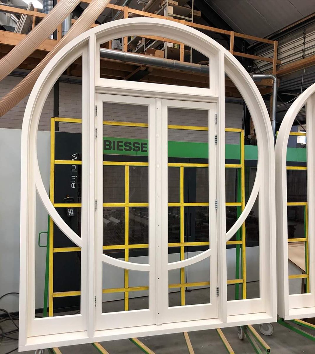 grand_nb's tweet photo. Zie hier de nieuwe kozijnen voor de @grand_nb in #jugendstil. Van werkbank naar in de grondverf. #oldambt https://t.co/FKjv8OPqbb