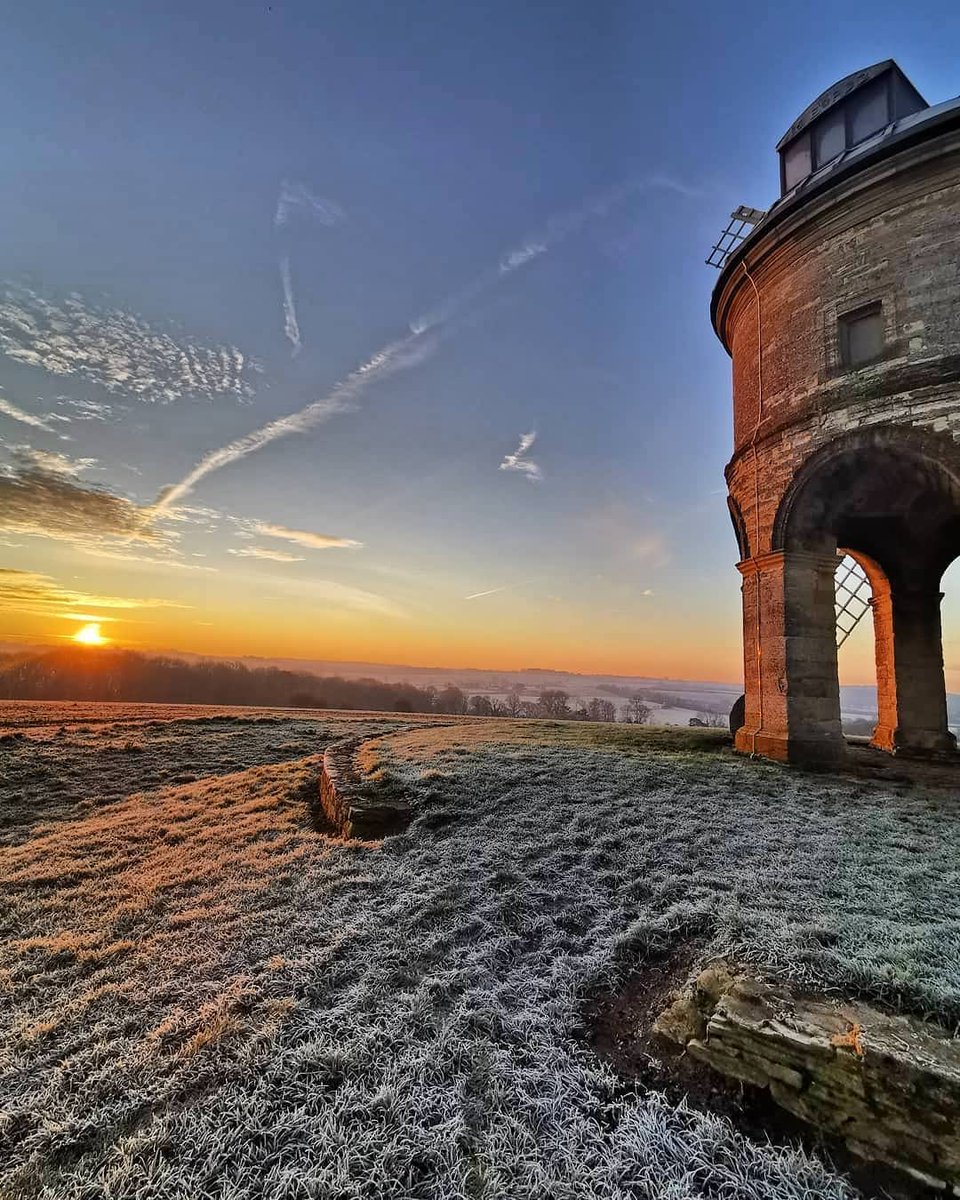 Loving this frosty shot from @allen.soph providing a slightly different view of a very popular windmill - ❄️❄️❄️
.
.
.
#sunrise_hunter_shotz #sunrise_pics #igbc_explore  #visitwarwickshire #igerswarwickshire 

Selected by @TrevorAKP