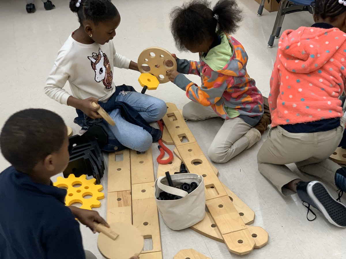 MsFlournoyAPS's tweet photo. A class of creativity!!! Thank you Mr. Kevin and @fulcolibrary for your partnership!! @Rigamajig 🔥🔥🔥 @HAESPartners  @vseville44 @APSHAES @PrinDSTaylor https://t.co/MStvOtqA3o