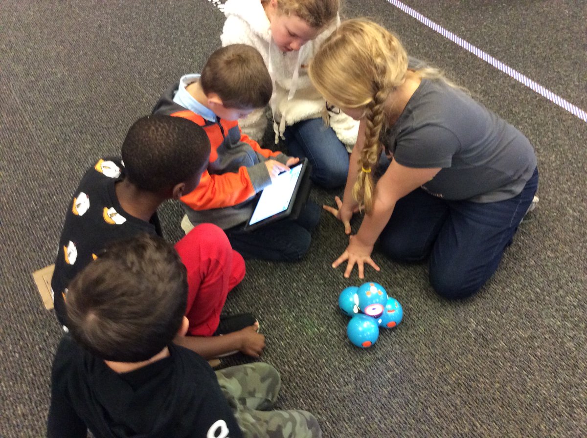 PeeDeeCommons's tweet photo. Hour of Code is even more fun with coding robots! #impossiblepde #hcslibrarymedia https://t.co/Zee5cvz1vK
