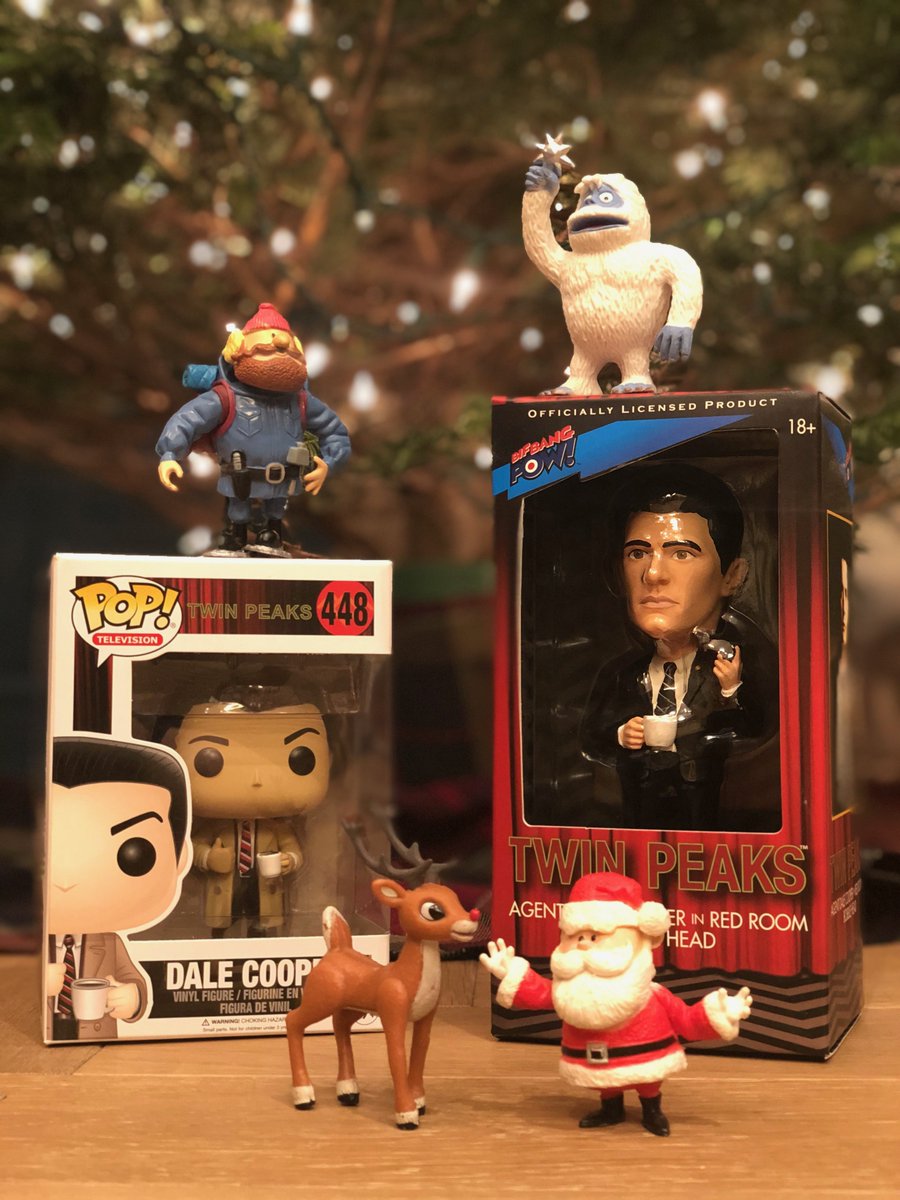 Kyle_MacLachlan's tweet image. 🎶On the 1st day of Peaksmas my true love gave to me...a giveaway (or 2...or 3)🎶

To say thank you for your support over the years I’ll be giving away some fun #TwinPeaks prizes starting today!

Share this post with a 👍 + #12DaysofPeaksmas &amp;amp; I’ll randomly choose a winner!