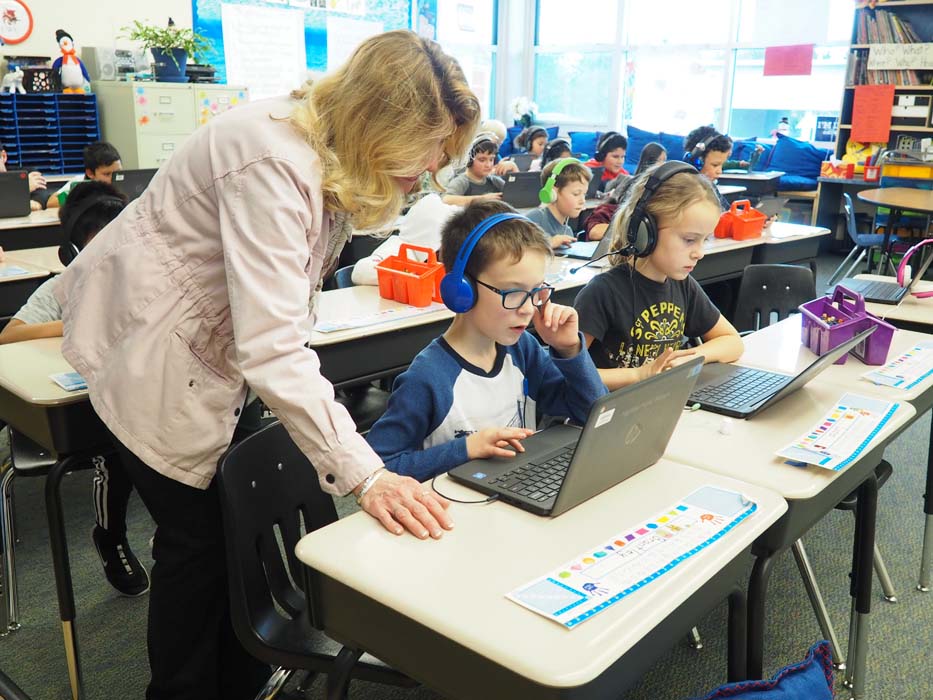 HighlineSchools's tweet photo. It's #HourOfCode week with @codeorg! Schools are celebrating Computer Science Education Week with activities designed to demystify coding. Last week Ms. Will's 2nd-grade class at @GregoryHeights got a jump start on the fun by coding a digital dance party! #HighlineCodes https://t.co/uwLeakA2an