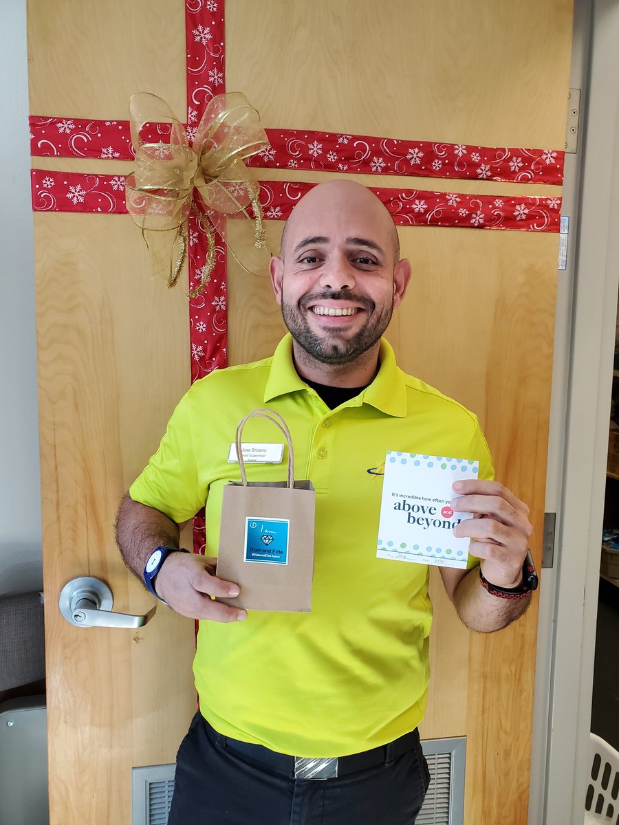 How nice to received a commet from a guest stating the excellent service provide from Jose helping them to carry their items to the pool. 
Thank you Jose. #DiamondEliteStatus <a href="/diamondresorts/">Diamond</a> <a href="/DiamondCareers/">Timi Awodipe</a> #lifeatdiamond <a href="/ChocronChela/">Chela Chocron</a>