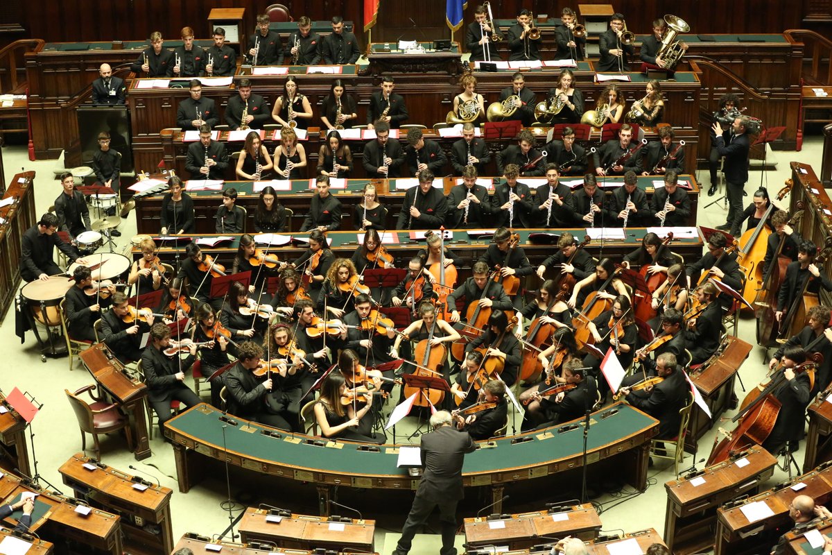 Montecitorio's tweet photo. Grazie ai giovani musicisti dell'Orchestra @NuovaScarlatti Junior e al Coro del Conservatorio di @santa_cecilia per il concerto in Aula, con il Presidente @Roberto_Fico. Diretta su @raicinque e https://t.co/jCmKGs77dv #ArtCamera #OpenCamera https://t.co/NPFGCCX5sP