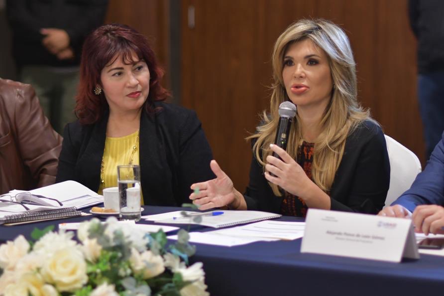fgjesonora's tweet photo. Con el apoyo de la embajada de 🇺🇸 a través de @USAIDMX y #ProJusticia, @ClaudiaPavlovic fue testigo del acuerdo interinstitucional para definir el reto de los 💯 días de resultados rápidos que sumirá el sistema de justicia de #Sonora en materia de robo y violencia familiar. https://t.co/2jQTWiepER