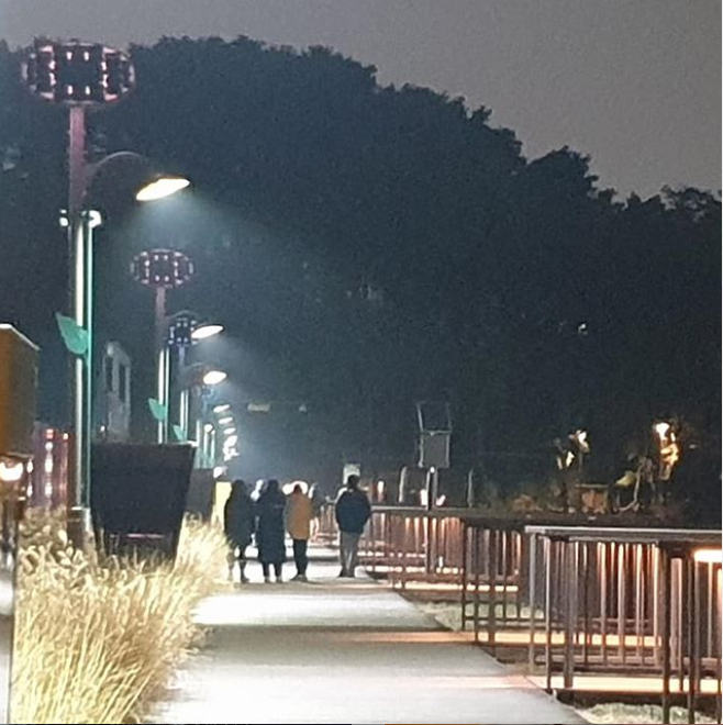 LsgMx2's tweet photo. MITH team sighting
eng trans:
My love #LSY is in front of my house.
It's so cold that I'm watching it from afar.
#LeeSeunggi YSH and YSJ too
#DongtanLakePark #MasterInTheHouse
#InTheMiddleOfFilming
cr. ebmomo1005 https://t.co/om7pzE6ehB