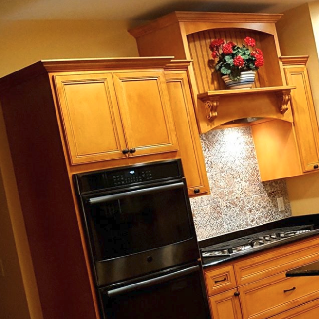 lemelhomes's tweet photo. The warmth of this kitchen comes from the beautiful wood cabinets... and the oven. Building dream kitchens and the homes that surround them since 1983!

#carpentry #newhomeconstruction #dreamkitchen #kitchenideas #newhomebuilder #woodcabinets https://t.co/ZQrJ7of4u9