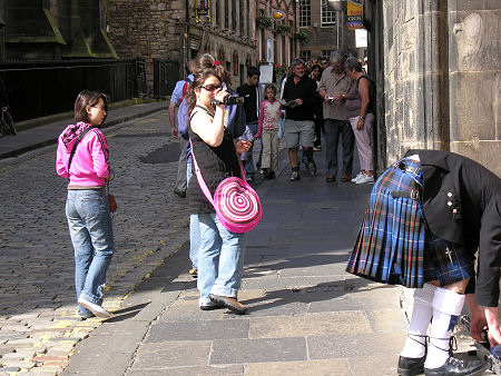 Tourists in Edinburgh in search of the answer to the "great secret". More about the kilt, complete with a remarkably similar image produced as a cartoon in 1815: undiscoveredscotland.co.uk/usscotfax/scot…