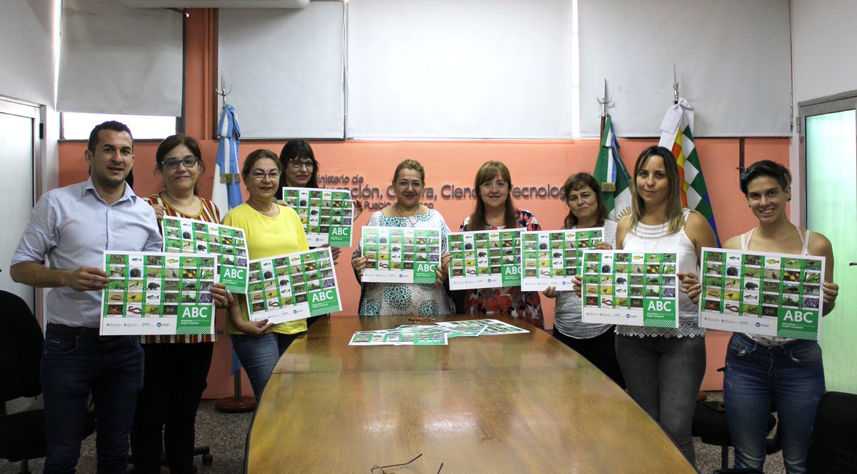 La ministra Mosqueda recibió hoy a la subsecretaria de <a href="/AmbienteChaco/">SubSec AmbienteChaco</a>, Claudia Terenghi, y a la secretaria de <a href="/AsuntosInter_Ch/">InversionesChaco</a>, Mali Serrano, quienes le presentaron una lámina con el abecedario ilustrado de flora y fauna chaqueñas, para ser distribuida en jardines y primarias.