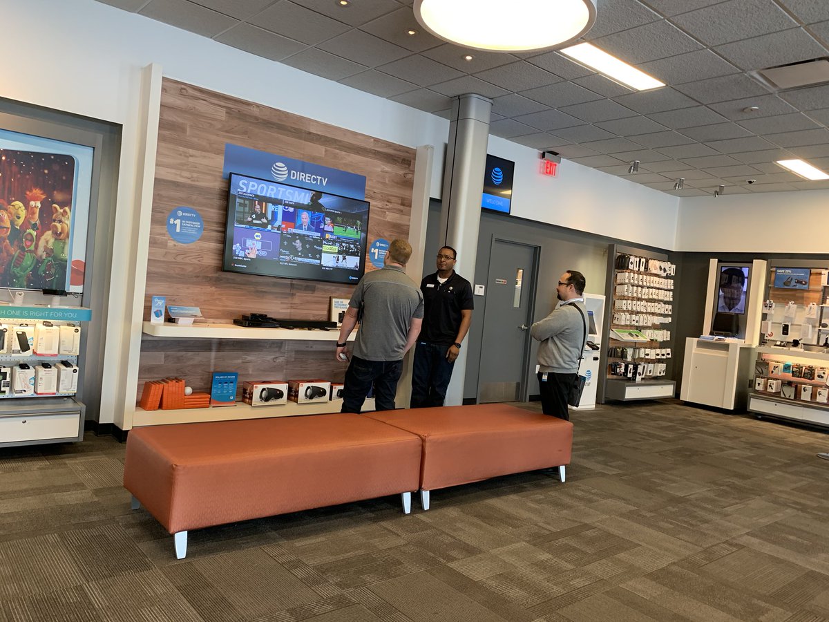 <a href="/Reppin239/">Shannon Young</a> showing our new hire how to execute an effective Demo of DTV! #newhirefire  #dontsleeponplaza @Silentjaye340 <a href="/drew_wagz/">Andrew Wagner</a> <a href="/MilagrosMontout/">Milagros Montoute</a> <a href="/One_FLA/">OneFLA</a> #westsidebestside