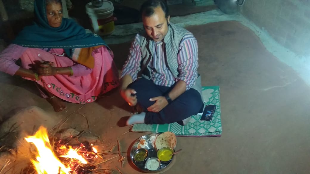 fm_tadka's tweet photo. #KisaanMeriJaan season-2
Glimpse of the Night life experience of tadka rj's with farmers and their families at their home. @tadkarjrahul @RjArslan17
#KMJ #Day1 #fmtadka #ApniSuno https://t.co/dNcXFWRdYw