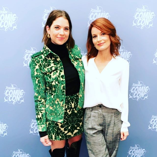 PLL_random's tweet image. #RosewoodReunion #PLLCon 

Ashley Benson &amp;amp; Laura Leighton #Reencuentros #PLL #GermanComicCon