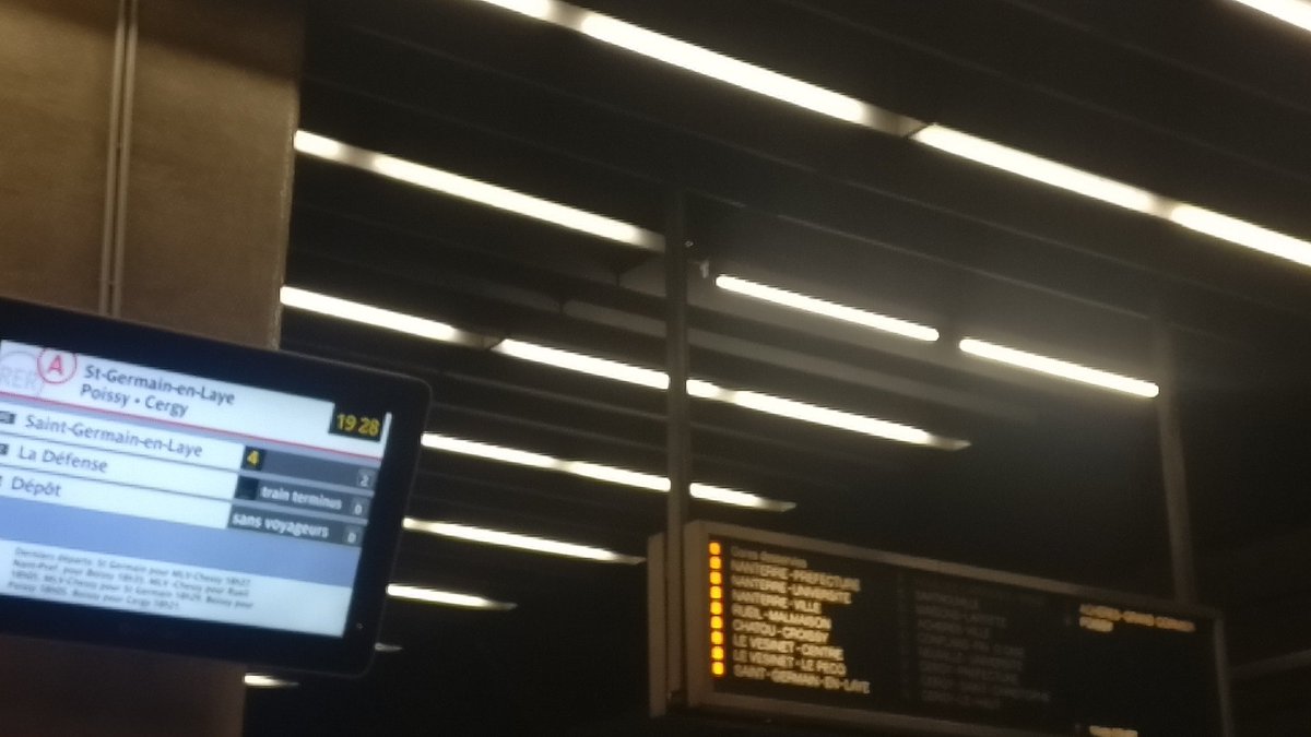 EdChabanon's tweet photo. Je me sens obligé de dire #MERCI à tous les gars du @RER_A  qui bossent aujourd'hui. J'ai attrapé le premier train pour #Paris ce matin et j'attrape le dernier train pour Saint-Germain. Finalement ma journée s'est bien passée... #greves . https://t.co/jwqauZS7Kl