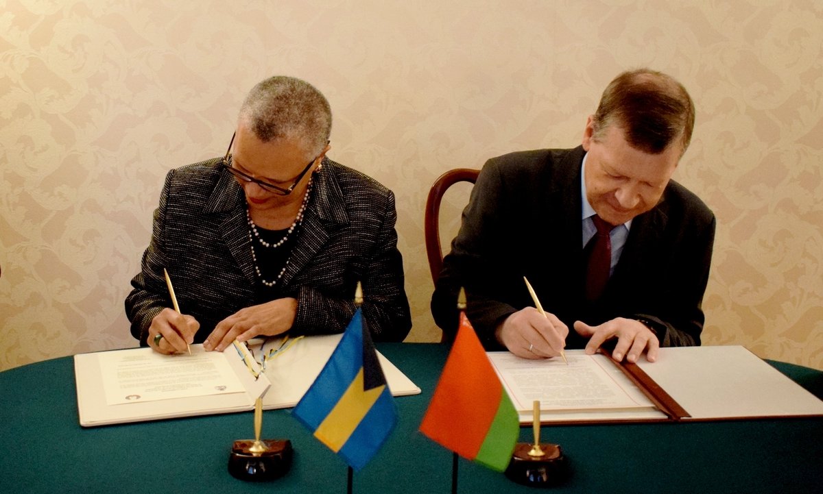 BelarusUNNY's tweet photo. PR of #Belarus #ValentinRybakov & PR of #Bahamas Sheila Carey formalise existing friendly relations between the two countries by signing a Joint Communiqué on the establishment of diplomatic relations 🥂 https://t.co/d3ju390qKL