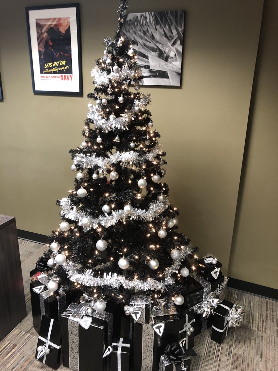 Teamthor_us's tweet photo. We're getting in the holiday spirit in THOR's Virginia Beach office! #holidaydecorations #THORfamily #FleetFirst https://t.co/HkEb5lsX92