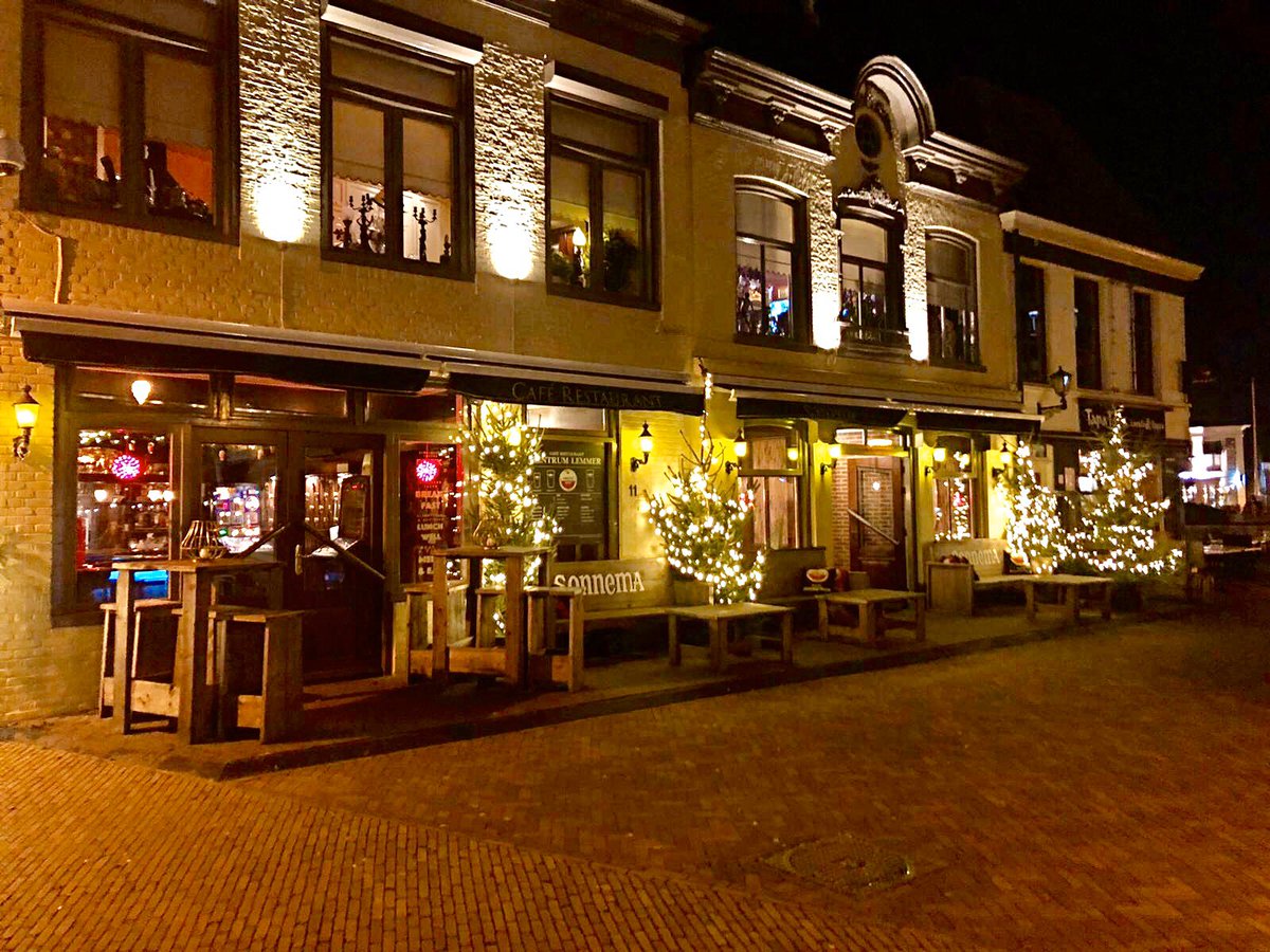 🎄It’s beginning to look a lot like Christmas🎄

Wij zijn weer druk in de weer met de versieringen voor het Dickens weekend ( 14,15 december) 

Voor reservering graag telefonisch contact opnemen 
☎️ 0514- 561360 #dickens #dickensfestijn #lemmer