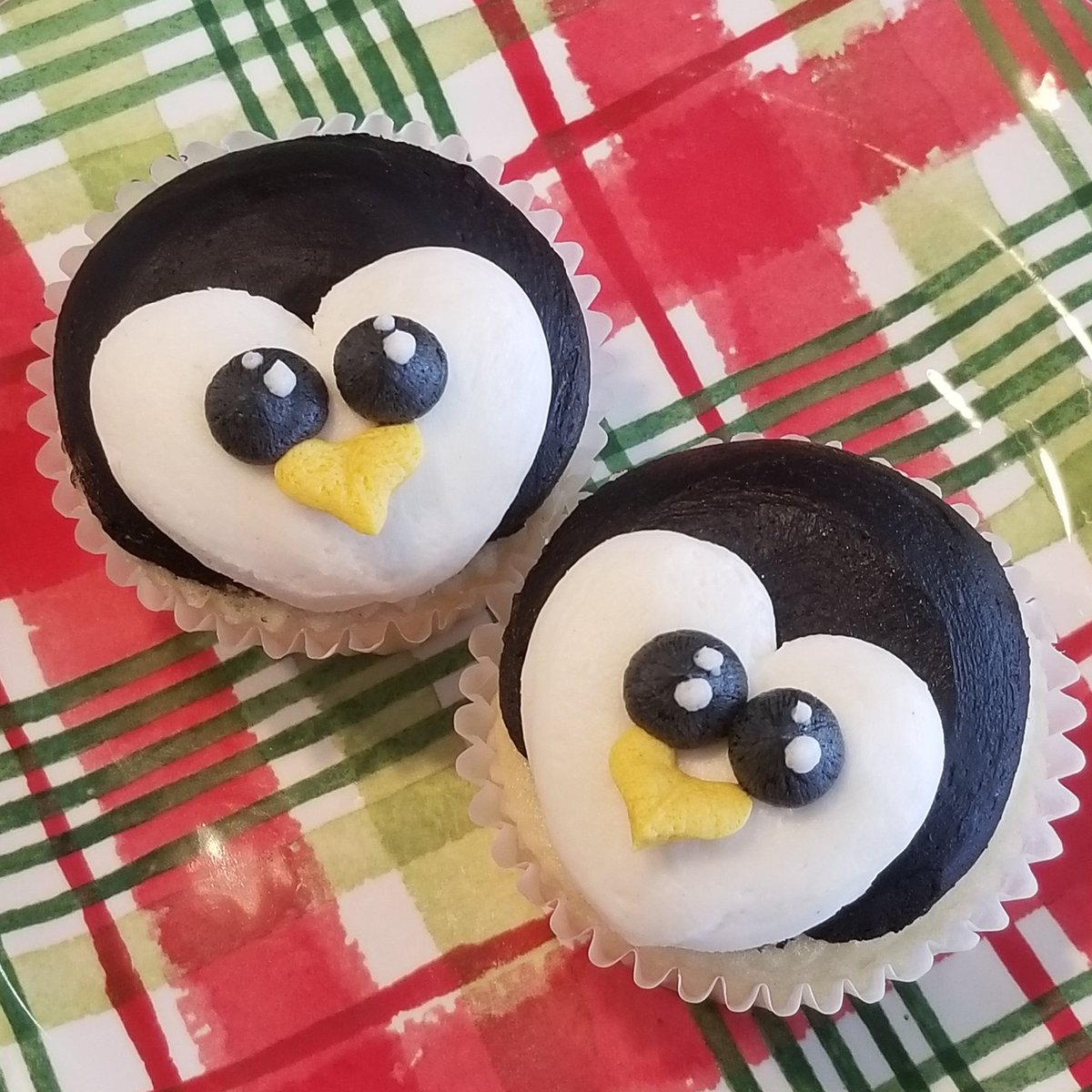 On the 9th of December, Flour Child created for me sweet little penquins!

flourchildcreations.com/25-days-of-cre…

#CAKEBUS #FlourChildCreations #topthat #onlyinwanamingo  #cupcakeoftheday #cakeeveryday #indulge #madeinmn #bakingtherapy #25daysofcupcakes #penquincupcake