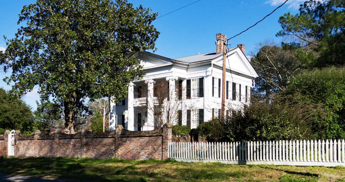 RuralSWAlabama's tweet photo. The Magnolia at Gainesville, AL - This beautiful antebellum home was built circa 1845 for Col. Green G. Mobley from Fairfield District, SC and his Vermont-born second wife, Henrietta... https://t.co/pCi0FpqdeD https://t.co/nzTwDcs0BG