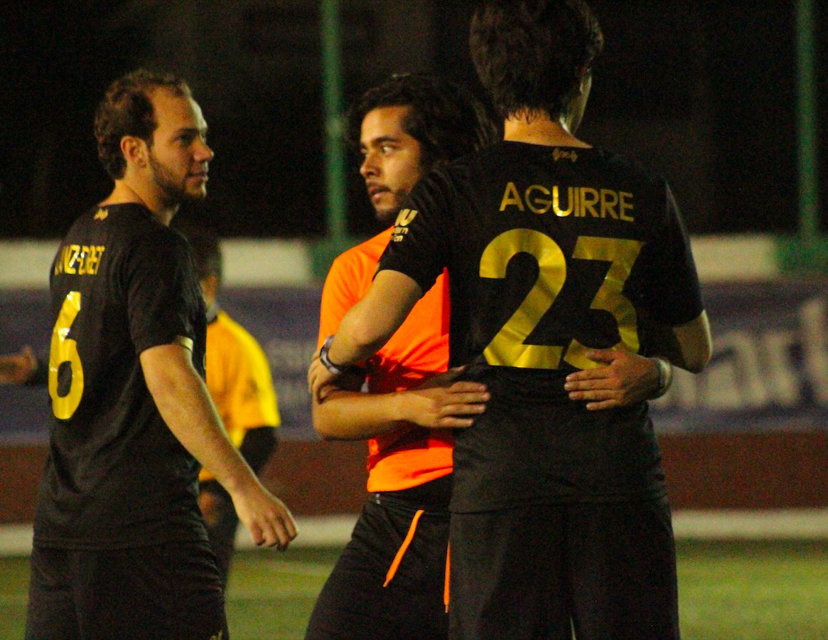 El ya famoso: "Abrazo de Judas" 😂⚽️
#ElDiezDeLasCanchas 🔟