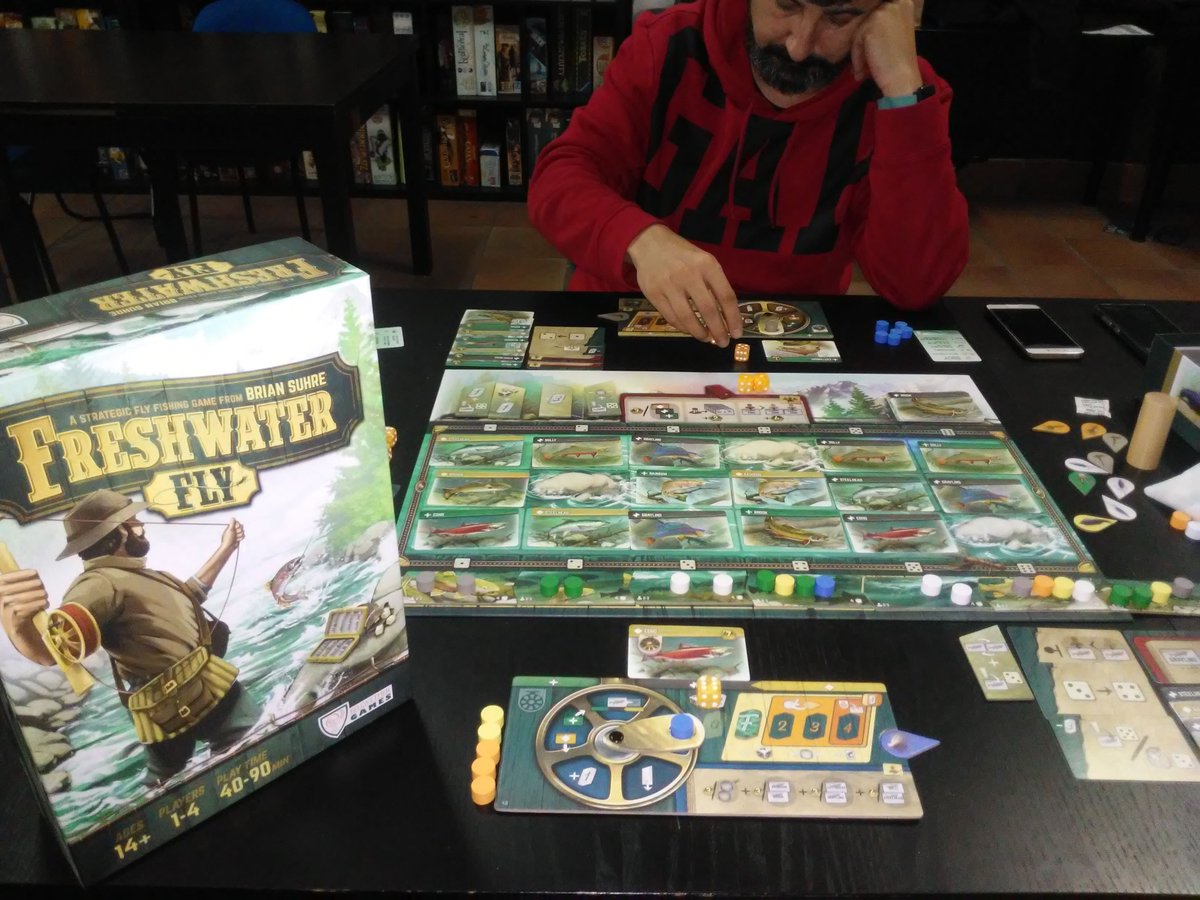 jesusm_gomez's tweet photo. #FreswaterFly sigue la senda de #ColdwaterCrown con el tema de la pesca. Juegos bastante familiares y con mucho tema, raro pero no deja de ser tema. Mecánicas curiosas y originales para dos juegos, para mí, bastante divertidos de jugar @DA2juegos https://t.co/fzvFfjPVel