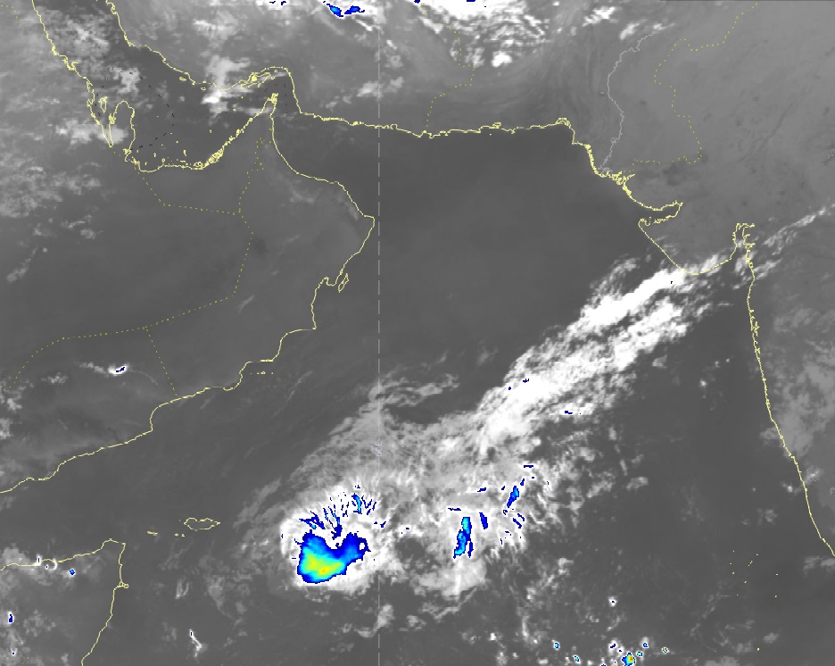 تراجع تصنيف المنخفض المداري العميق جنوب بحر العرب الى منخفض مداري بسرعة رياح حول المركز بين (18 و 25) عقدة مع احتمال تلاشيه خلال ال 12 ساعة القادمة.