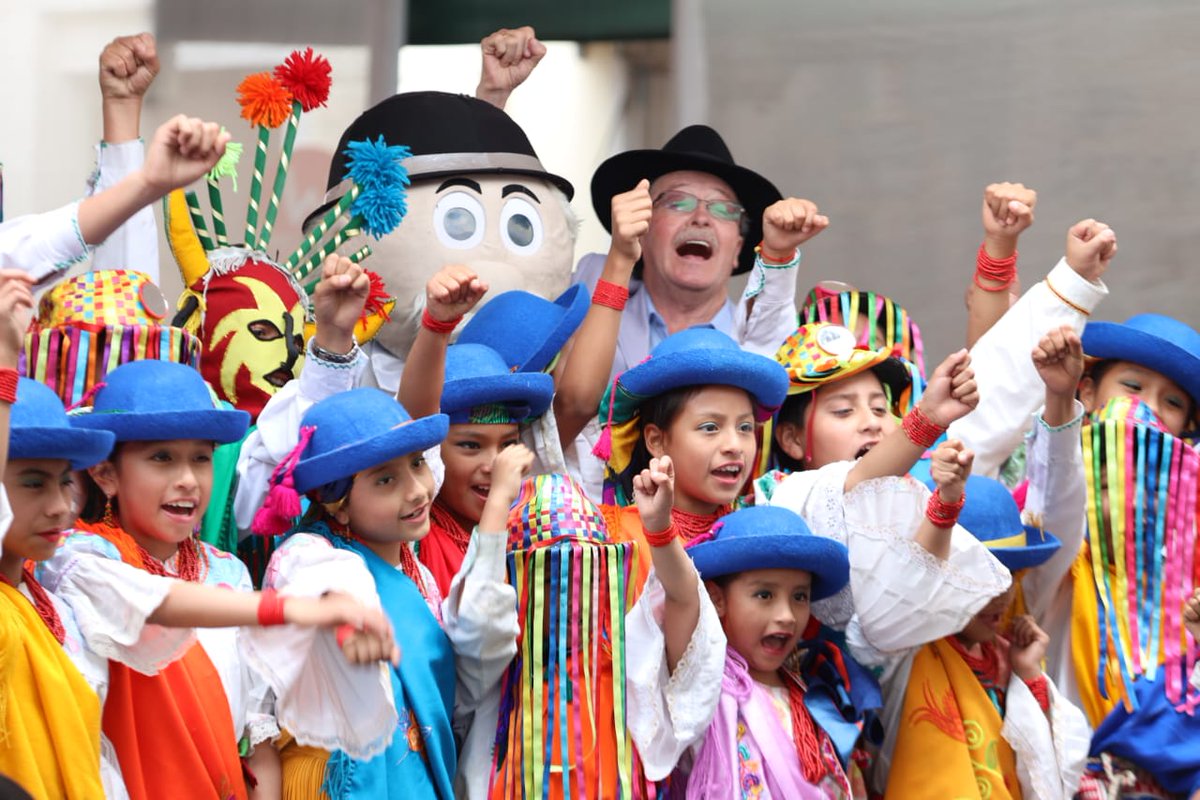 Lenin's tweet photo. ¡El país está en deuda con el arte y la cultura! #ArteParaTodos logrará:
👫Niños y jóvenes en contacto con el arte.
🎥Talleres en calles, plazas y parques con la @CasadelaCultura 
🎭Ingreso fijo para artistas.
Porque el arte es fundamental para una formación humanista. https://t.co/YE6OLVP8k7