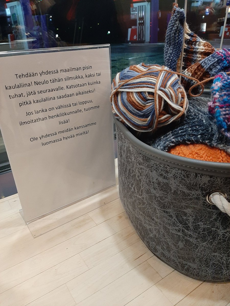 Osallistuttiin parilla kerroksella <a href="/OjanenMarita/">Marita Ojanen</a> kanssa #kaulahuivi #pirkanhelmi #iltapalalla