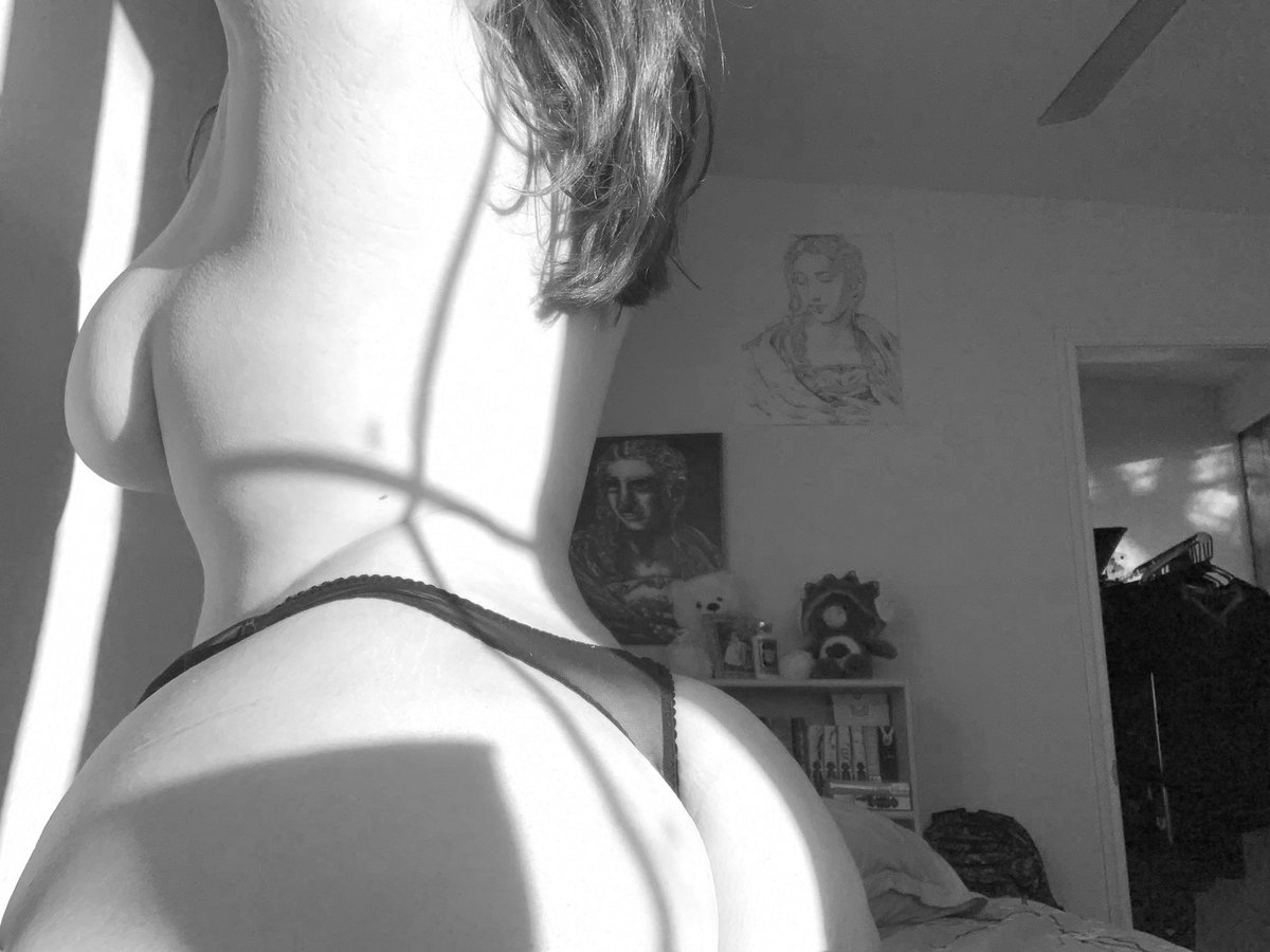 GoddessLudo's tweet photo. Holly jolly christmas sugar daddys, my room looks so empty and it needs to be filled with your money, spoil me #findomme #findom #sugarbaby #cashcow #mistress #financialdominatrix https://t.co/jLLuVvNGl3