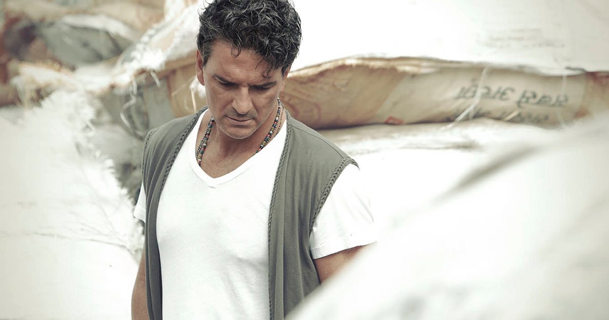 InfoMundoArjona's tweet photo. "A pesar de que me ha tocado estar en un montón de lugares, heredé de mi padre la posibilidad de sorprenderme, y eso me encanta".

#RicardoArjona #MundoArjona #ArjonaDesdeAdentro https://t.co/iRgo7PD8j2