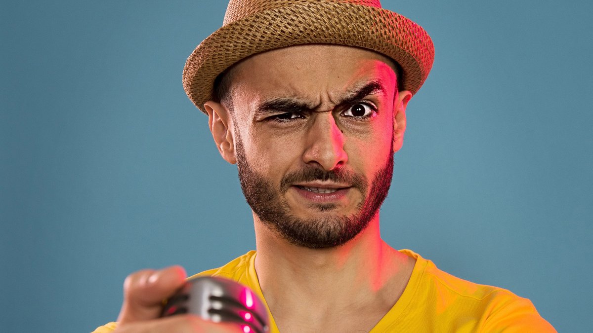 Stand-up comedian Farbod Moghaddam won in 2018 de juryprijs van het Leids Cabaretfestival. Nu speelt Moghaddam zijn eerste avondvullende voorstelling: 'Vers van de pers'. Hij vertelt erover aan de hand van zijn favoriete mediafragmenten in rubriek De Favorieten. <a href="/FarbodFrappant/">Farbod.nl</a>