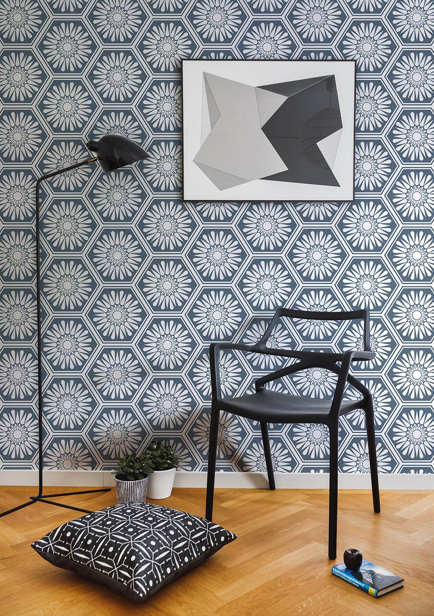 LaylaFaye1's tweet photo. Layla Faye Hex symmetrical print offers a striking backdrop to your home. Available @WALLPAPERDIRECT https://t.co/UpZQHDHSNs