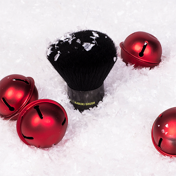 lab2beauty's tweet photo. This brush fiber technology holds and releases pigment like a natural hair cuticle for flawless application and ultimate control.

It’s a beauty must-have

#makeup #beauty #lab2 #mua #makeupbrush
#lookoftheday #lbb #glam #dailymakeuplook 
#livebreathbeauty #christmaslook https://t.co/Hl6GG6Gqut