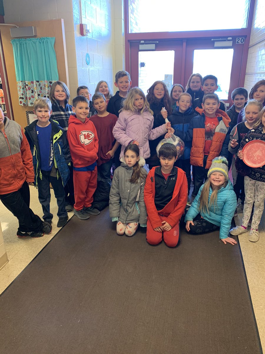 4AHeusner's tweet photo. We wanted to spread kindness by cleaning up our playground and picking up trash! #Heusnerpride https://t.co/GVqODrTY6z