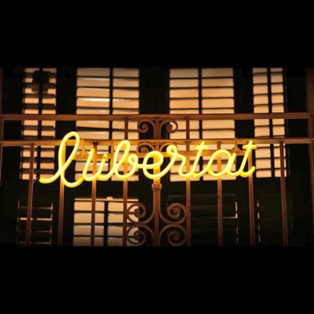 montsant_'s tweet photo. Per què hi posa "lubertat"?
#typographyfail
#calligraphyfail
#emfanmalelsullsfail https://t.co/Zo3E8lx7e6