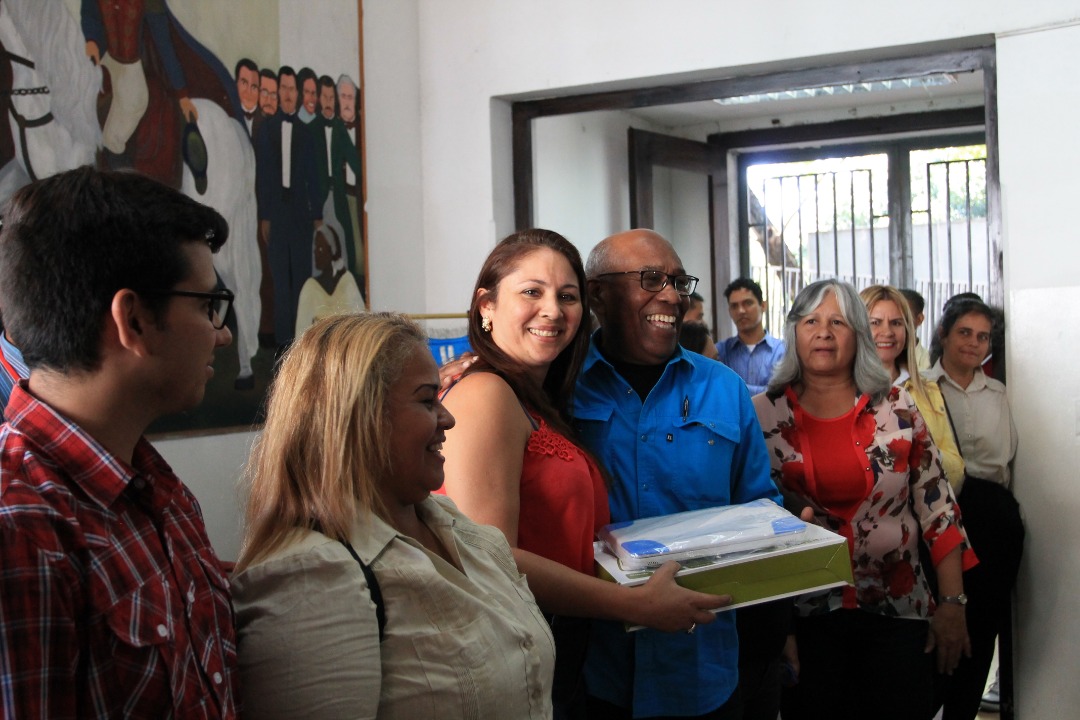 mineducacion_ve's tweet photo. Min. @psuvaristobulo desde La Candelaria: "Me satisface mucho que cada maestro tenga su Canaima, cada computadora de esas tiene contenido como un recurso didáctico importante." @NicolasMaduro  @RosangelaOrozco @JorgePerezVZLA #VenezuelaEnVictoria https://t.co/0g44fFonxK