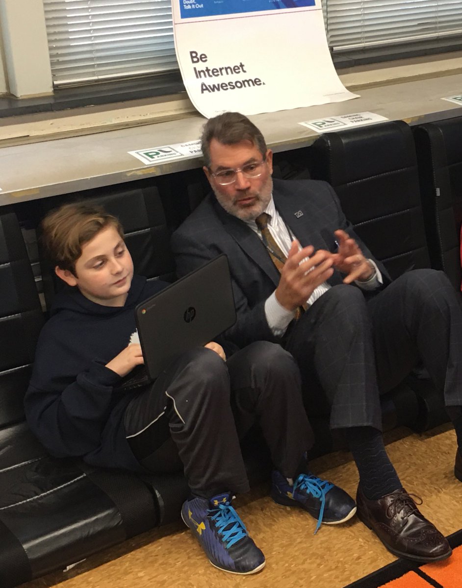 One of the @NutSwampTigers 🐯 shares his #MTPSspark idea with @DrGeorge_MTPS. Thanks for visiting. #MTPSpride #SPARK