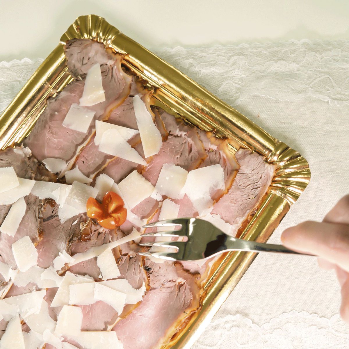 serrapla's tweet image. Per #Nadal, hem preparat uns #aperitius ben originals amb la millor carn i embotits de #Serraplà! Roastbeef amb parmesà, arbre de Nadal 🎄 assortiments de #patés, de croquetes o de #formatges catalans 🧀 #canapés, un assortiment de coques de full...! Encarrega abans del 22/12! 😃