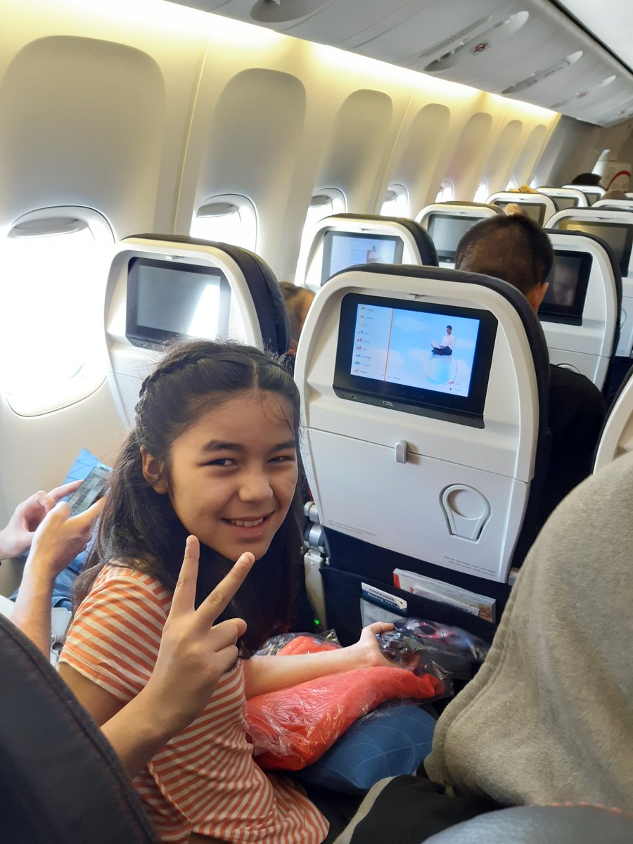 Iglesiastgo's tweet photo. Ahora: Comienza el sueño de 3 jóvenes chilenos, junto a sus familiares, quienes ya se embarcan a #Roma para encontrarse con @pontífex_es en El Vaticano tras ser los ganadores del concurso @JuntosconelP 
Buen viaje chicos‼
 🇨🇱✈🇮🇹 https://t.co/iyVGsiMvlI