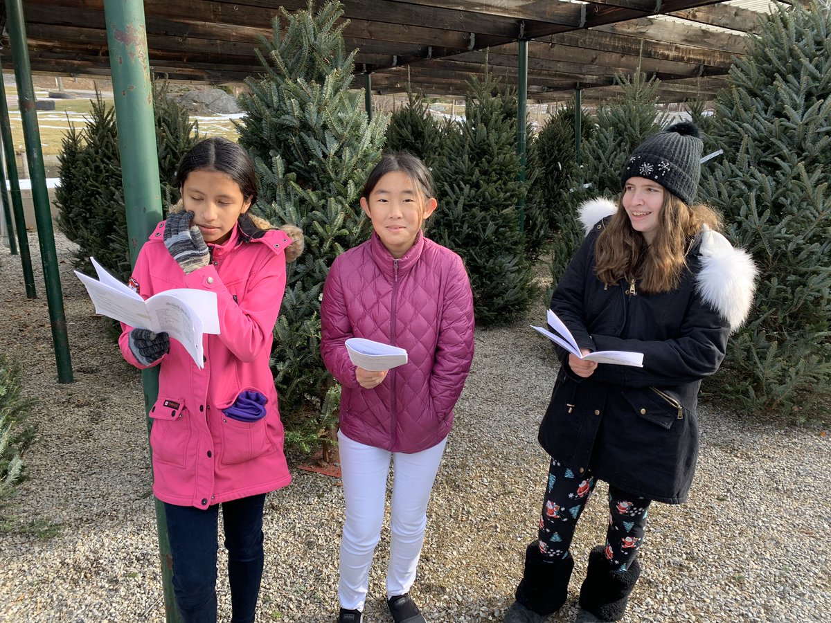 BrownPocoBlue's tweet photo. On Sunday, our 7th and 8th graders sang their holiday hearts out at the Pound Ridge Nursery and Garden Center!  #poundridgenursery #PocoCheer https://t.co/CK14qLN74p