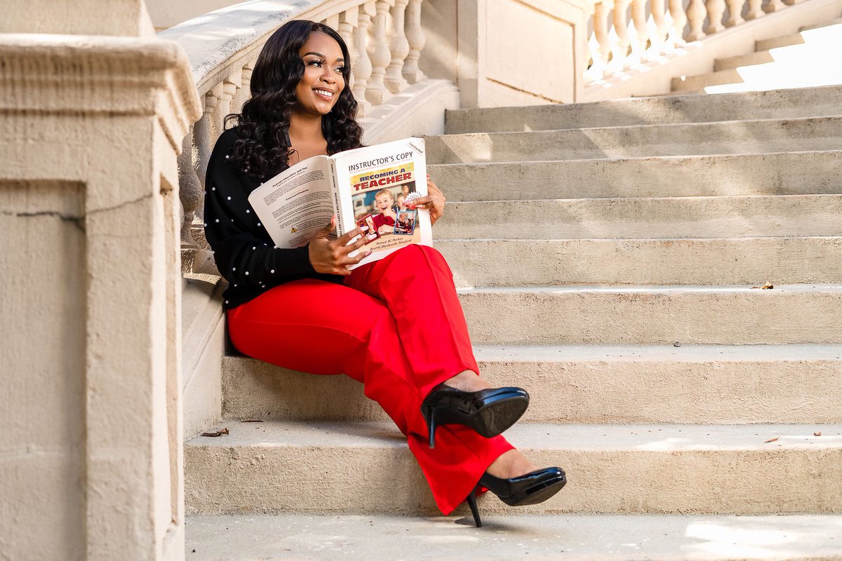 LZDivas's tweet image. A’Lexus “Marvel” Horn is receiving her BA in Secondary Education English Language Arts!👩🏽‍🏫📚Following graduation, she will be working in Jefferson County as a High School English Teacher! 🥰🤩 #LZGRADSZN #YOUHAVETOWORK