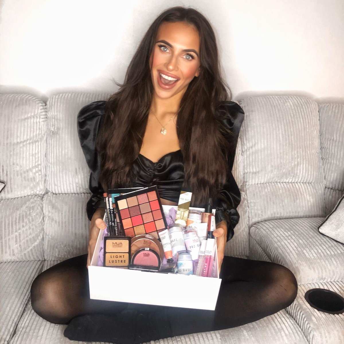 MUAcosmetics's tweet photo. 🚨COMPETITION ALERT🚨

Want to win 1 of 5 @imogenation_ x MUA boxes with @brndbx - filled with 100% vegan and cruelty free MUA goodies? 🌱🐰✨

Head to @imogenation_ 's post to find out how to enter!👀❤️👉https://t.co/BqDugmRnom https://t.co/POiYMQnXky