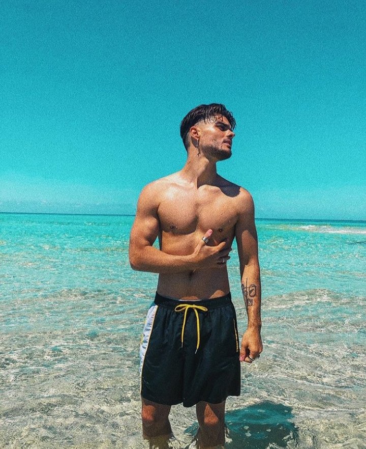 CordobesMacho's tweet photo. Que le harías? Abraham Mateo https://t.co/cpxcqpb0jQ