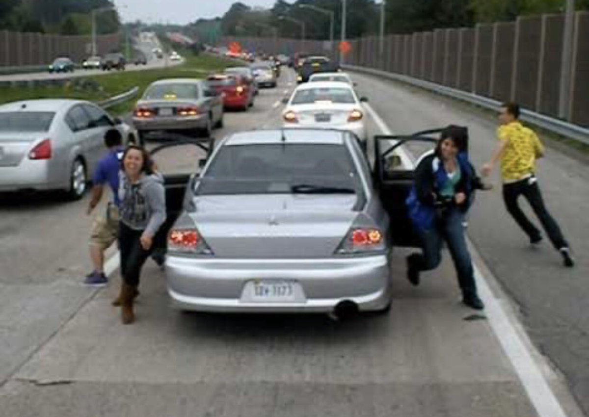 Why are red lights sooooo loooong?!? I’m thinking we bring back the ole “red light fire drill...” Thoughts? #startrunning #freeforall #RBM #DAV