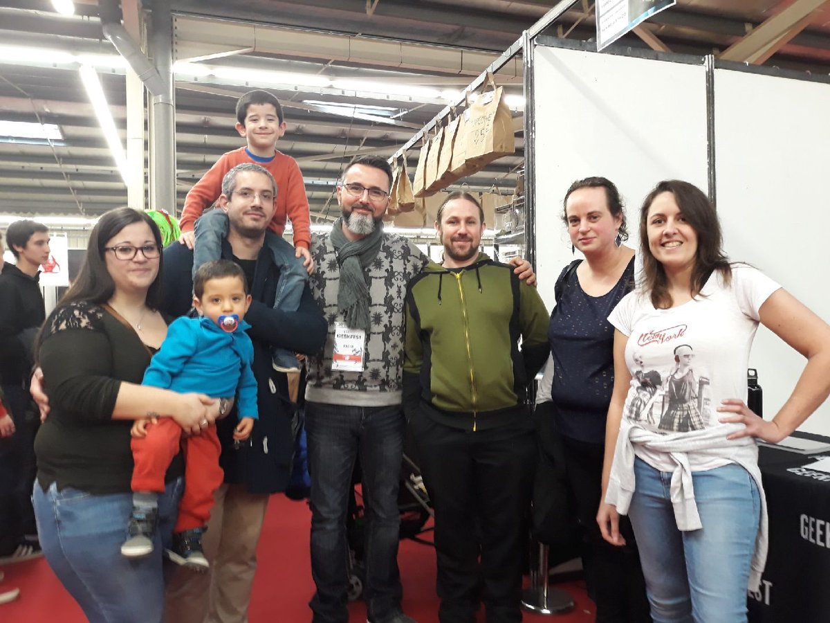 Daemoone's tweet photo. Cette #BGFWinter était excellente ! Toujours aussi heureuse de rencontrer des gens IRL et l'ambiance décontractée de cette convention 😊. @GussDx et @PADG_officiel je vous aimes très fort ! Gros bisous 😘😍 à tout le monde 😘 https://t.co/VKfLqUXbwz