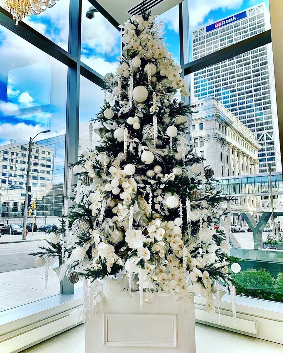 The holidays are in full swing at many of our communities! We love seeing the beautiful decorations and festive decor 🎄🎁✨