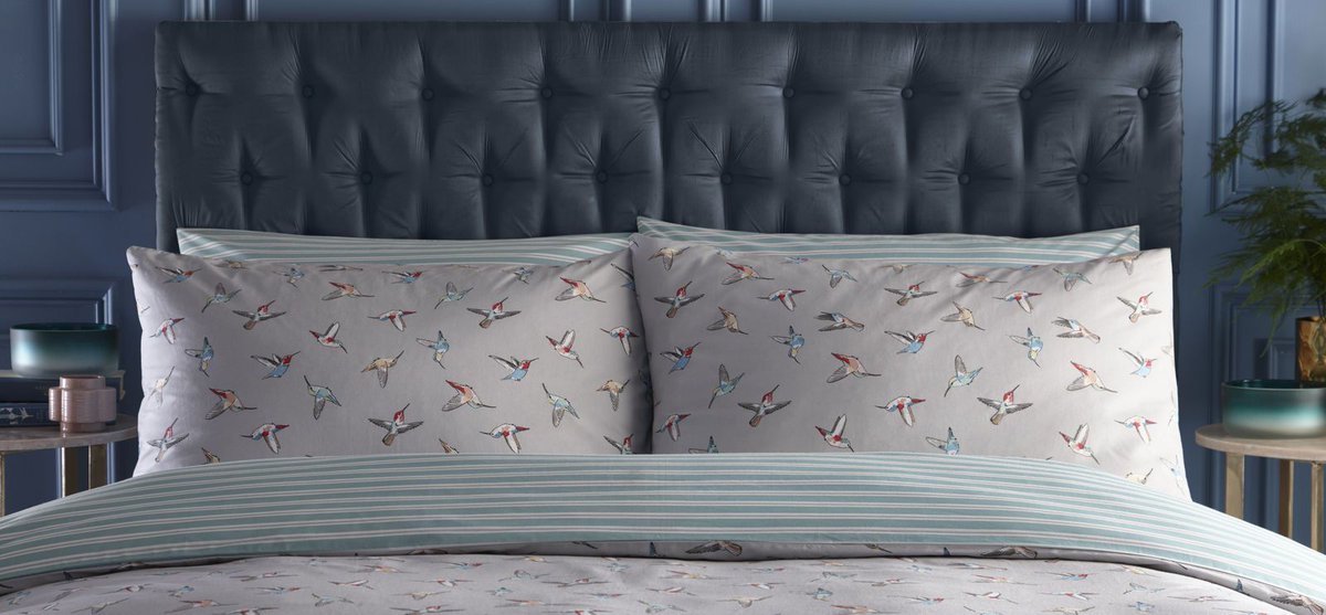 clarkeandclarke's tweet photo. Hummingbirds
Exotic hummingbirds dance playfully across a contemporary grey ground in this @OasisFashion design..The blue stripe reverse adds a final pop of https://t.co/zzPR1tFj0J with cushions and pom pom throws.
.
.
.
#oasisfashion
#bedlinen
#newcollection
#clarkeandclarke https://t.co/8TAHcVPBK1